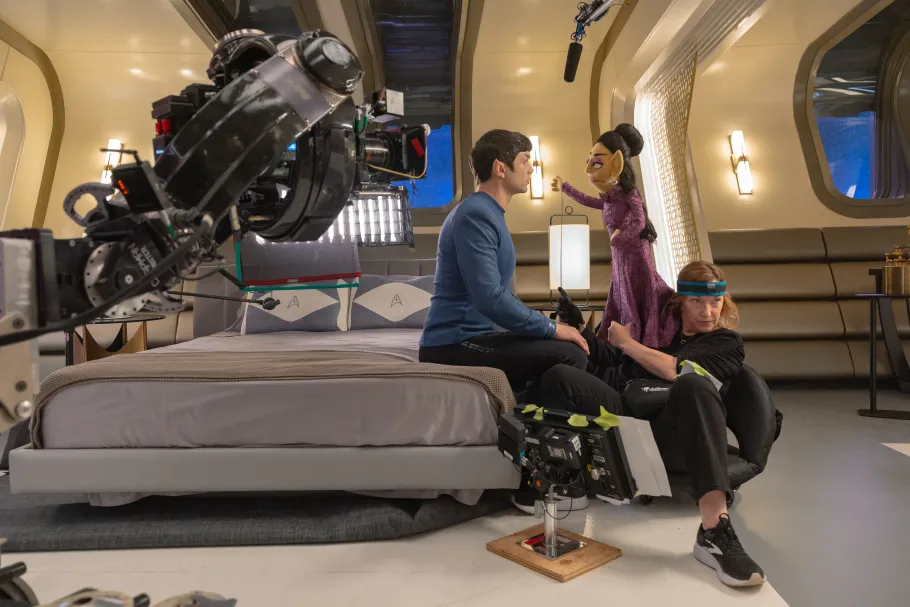 Marionetes inspiradas nos personagens de "Star Trek: Strange New Worlds" aparecem em cenário da Enterprise.