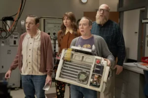 Stuart Bloom aparece em divulgação da série "Stuart Não Consegue Salvar o Universo" da HBO Max.