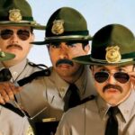 Imagem promocional de Super Tiras 3 destaca os policiais atrapalhados da franquia de comédia em seu novo capítulo.