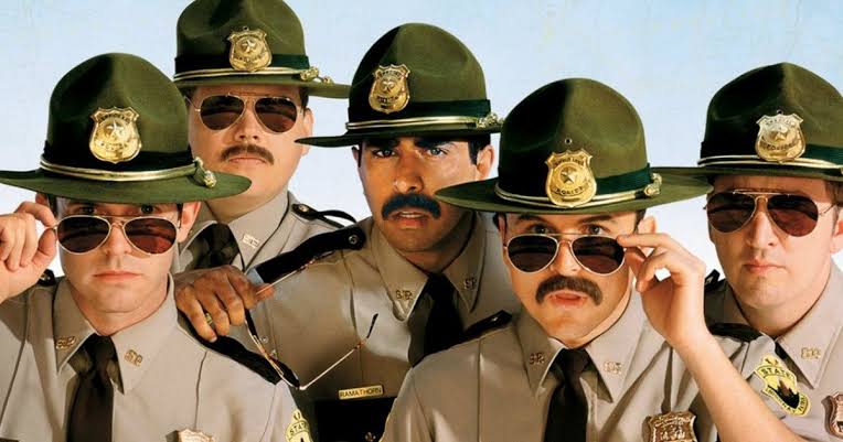 Imagem promocional de Super Tiras 3 destaca os policiais atrapalhados da franquia de comédia em seu novo capítulo.