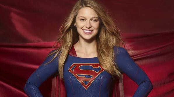 Cena de "Supergirl" destaca o universo de ficção científica e a nova abordagem da personagem kryptoniana.