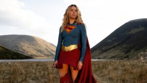 Milly Alcock interpreta Supergirl em cena do filme da DC Studios dirigido por Craig Gillespie.