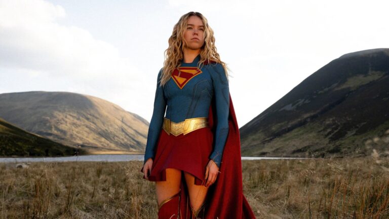 Milly Alcock interpreta Supergirl em cena do filme da DC Studios dirigido por Craig Gillespie.