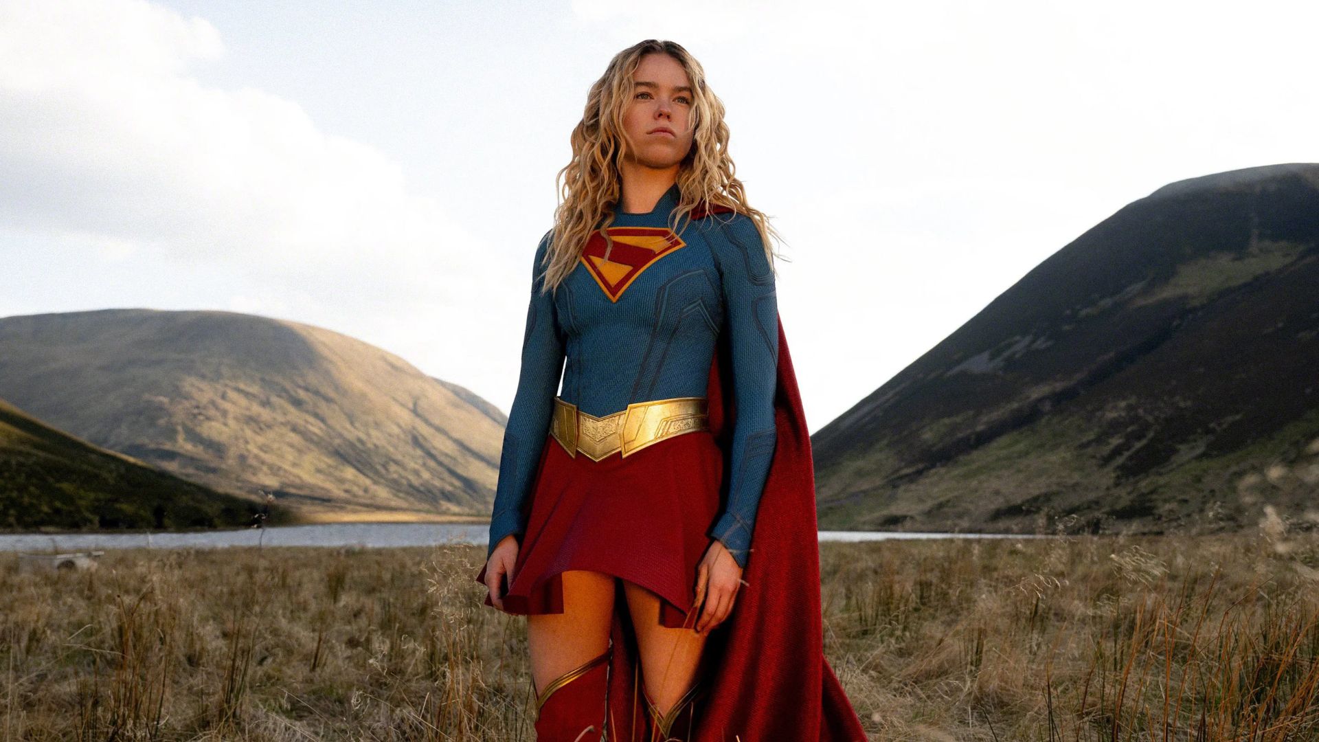 Milly Alcock interpreta Supergirl em cena do filme da DC Studios dirigido por Craig Gillespie.