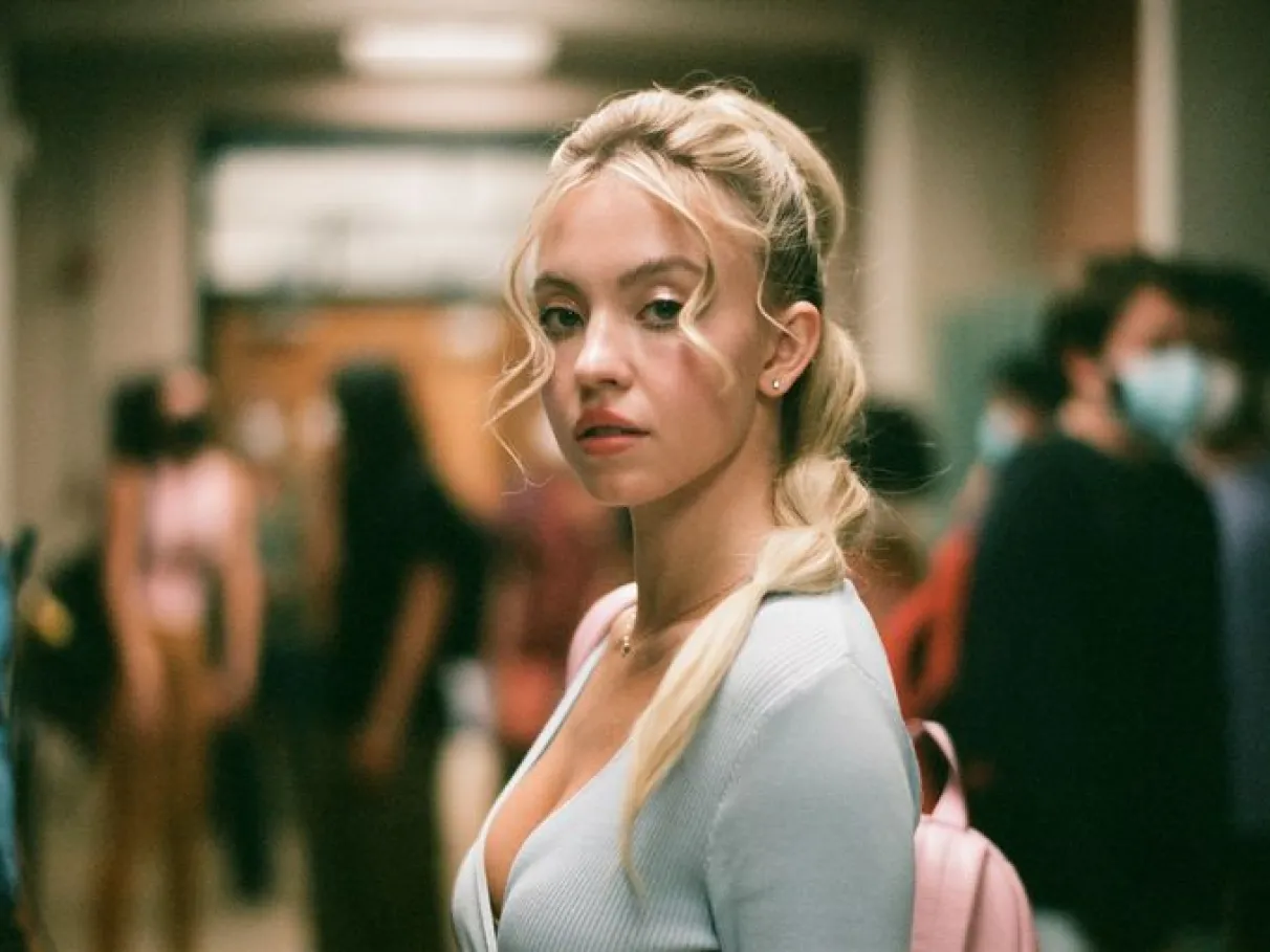 Sydney Sweeney aparece em destaque como uma das atrizes mais populares da nova geração de Hollywood.