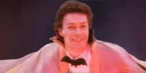 Tim Curry, astro de The Rocky Horror Picture Show, morreu aos 80 anos após mais de cinco décadas de carreira no cinema e no teatro.