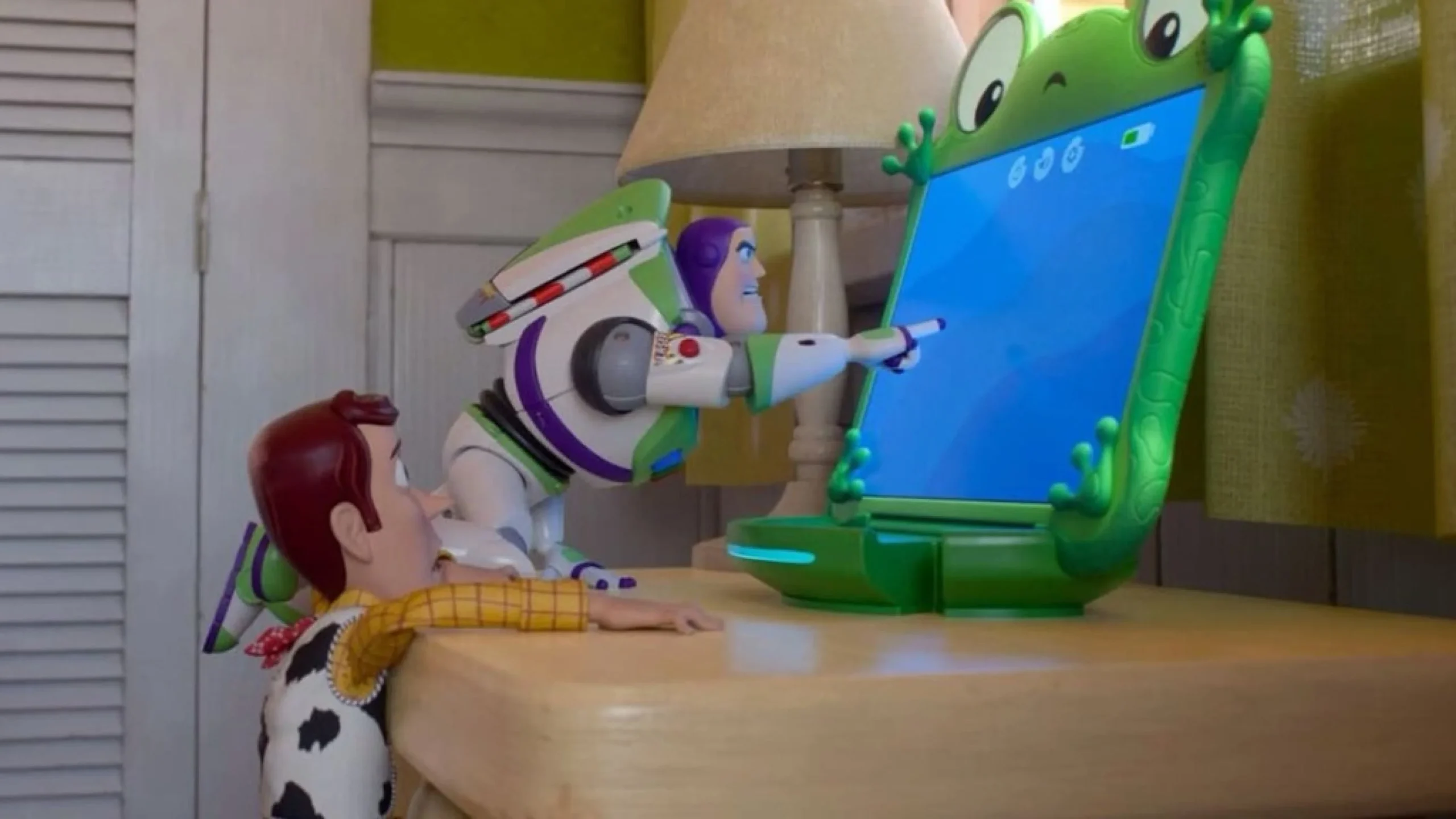 Toy Story 5 coloca personagens da Pixar em uma história sobre tecnologia e brincadeira