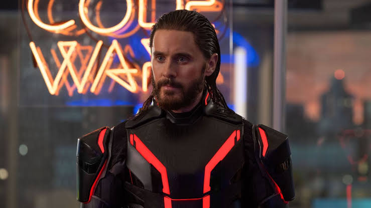 Jared Leto como Ares em cena de “Tron: Ares”, dirigido por Joachim Rønning.