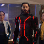 Ares, interpretado por Jared Leto, surge no mundo real em “Tron: Ares”.