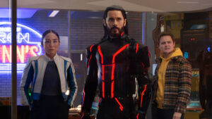 Ares, interpretado por Jared Leto, surge no mundo real em “Tron: Ares”.