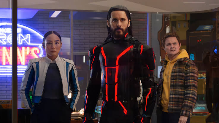 Ares, interpretado por Jared Leto, surge no mundo real em “Tron: Ares”.