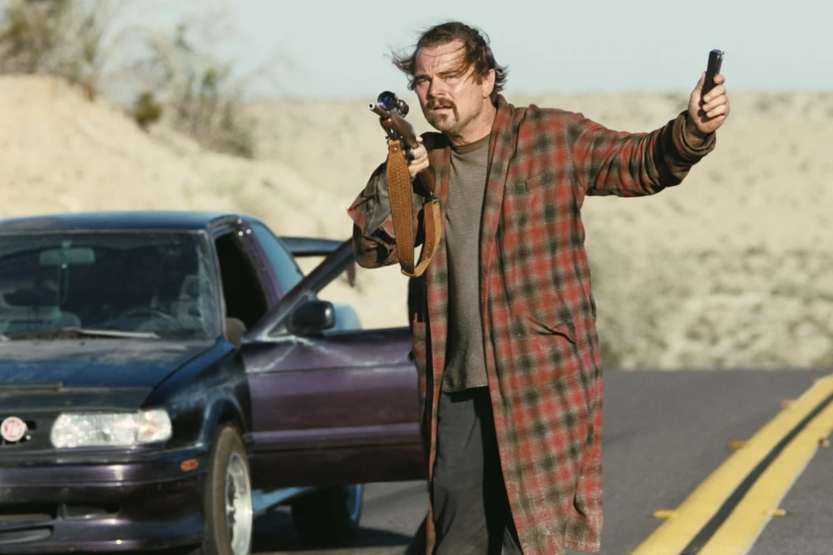 Leonardo DiCaprio como Bob Ferguson em cena de “Uma Batalha Após a Outra”, dirigido por Paul Thomas Anderson.