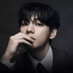 V, do BTS, durante divulgação da turnê ARIRANG em meio ao tratamento de um problema de audição.