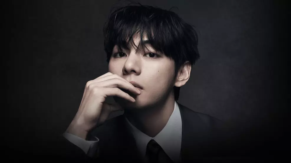 V, do BTS, durante divulgação da turnê ARIRANG em meio ao tratamento de um problema de audição.