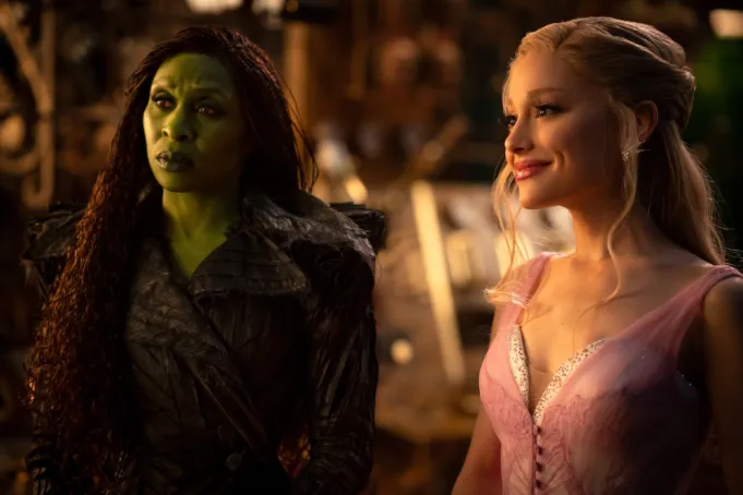 Cynthia Erivo como Elphaba e Ariana Grande como Glinda em cena de “Wicked: Parte 2”.