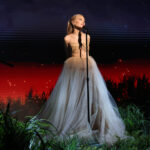 Ariana Grande durante apresentação da turnê Eternal Sunshine pela Republic Records.