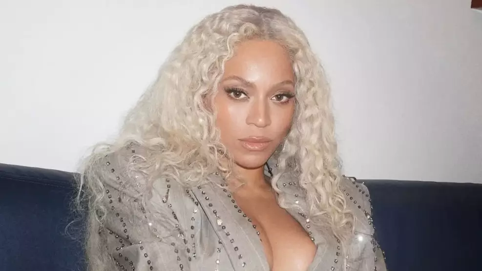 Beyoncé anuncia doação de US$ 1 milhão para ajudar vítimas do terremoto na Colômbia.
