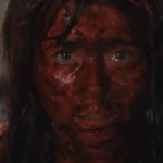Linda Cardellini interpreta Pam Voorhees na série “Crystal Lake”, prequela de “Sexta-Feira 13”.