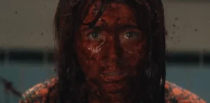 Linda Cardellini interpreta Pam Voorhees na série “Crystal Lake”, prequela de “Sexta-Feira 13”.
