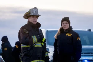 Dermot Mulroney durante sua participação em Chicago Fire antes da saída confirmada na 15ª temporada.
