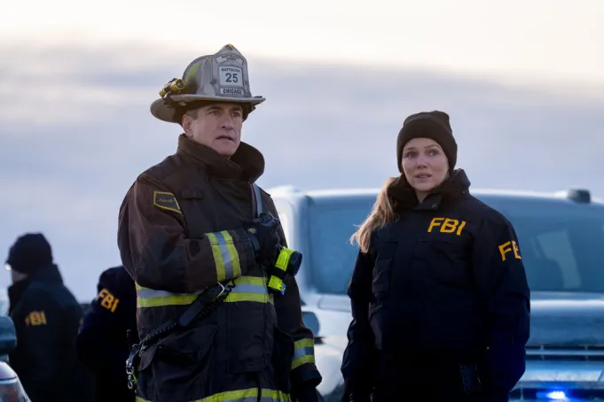Dermot Mulroney durante sua participação em Chicago Fire antes da saída confirmada na 15ª temporada.
