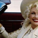 Dolly Parton morreu aos 80 anos após uma breve batalha contra o câncer, encerrando uma carreira de sete décadas na música, cinema e televisão.