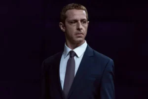 Jeremy Strong interpreta Mark Zuckerberg em The Social Reckoning, sequência de A Rede Social.