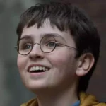 Kate Herron aparece em divulgação da HBO após recusar a direção da série Harry Potter.