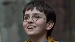 Kate Herron aparece em divulgação da HBO após recusar a direção da série Harry Potter.