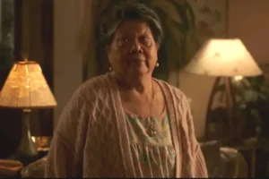 Mary Rivera em cena de Homem-Aranha: Sem Volta para Casa, filme da Marvel em que interpretou a avó de Ned Leeds.