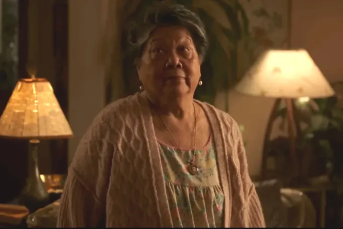 Mary Rivera em cena de Homem-Aranha: Sem Volta para Casa, filme da Marvel em que interpretou a avó de Ned Leeds.