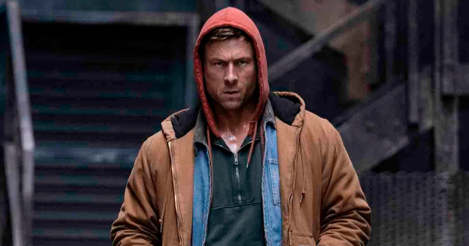 Glen Powell aparece como Ben Richards em “O Sobrevivente”, thriller sobre violência transformada em espetáculo.