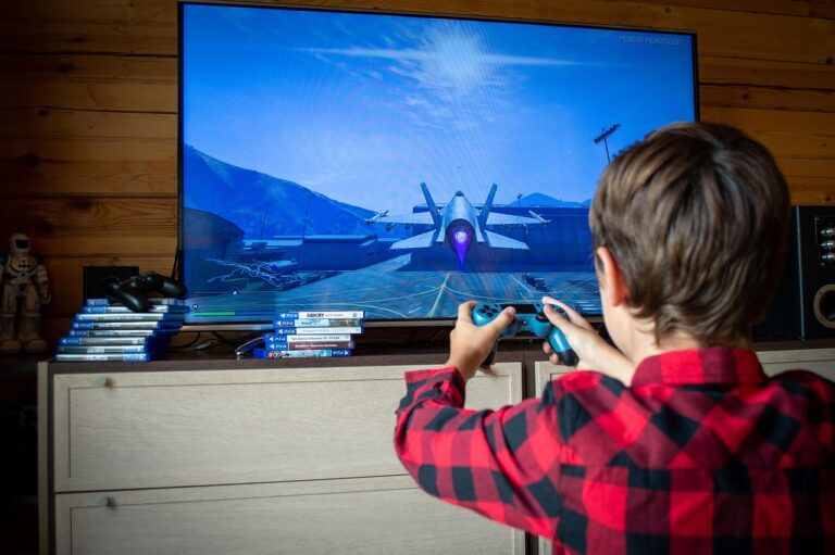 Pais e filhos jogam videogame juntos enquanto discutem a relação das famílias com os games