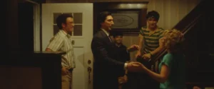 Adam Driver e Miles Teller enfrentam ameaças após se envolverem com o crime organizado em “Paper Tiger”.