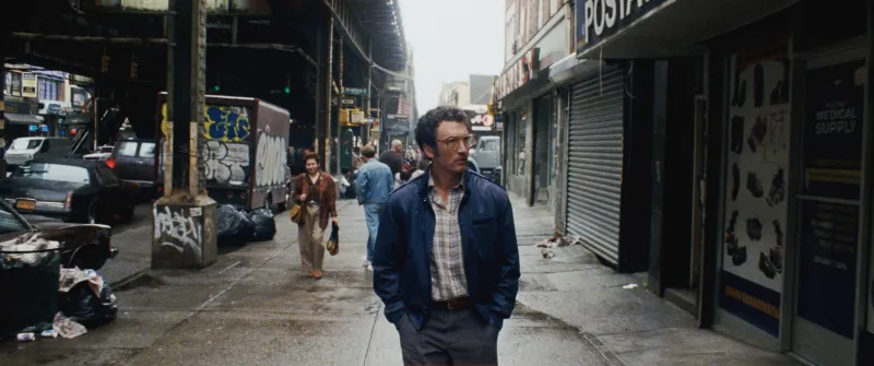 Adam Driver e Miles Teller aparecem em cena do drama “Paper Tiger”, ambientado em Nova York nos anos 1980.