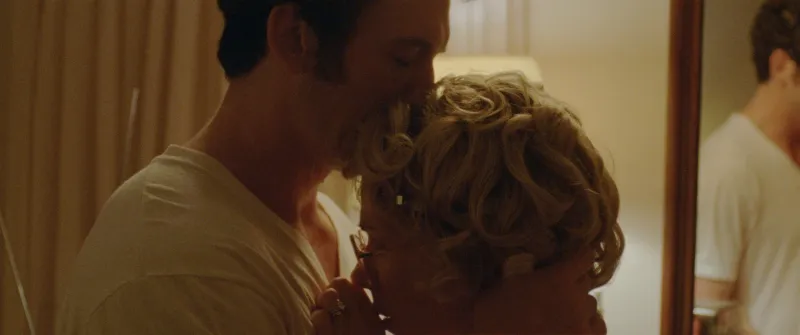 Adam Driver e Miles Teller interpretam irmãos envolvidos com a máfia russa em “Paper Tiger”.