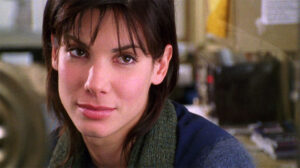 Sandra Bullock entrou nas redes sociais após descobrir golpes que usavam seu nome e sua imagem.