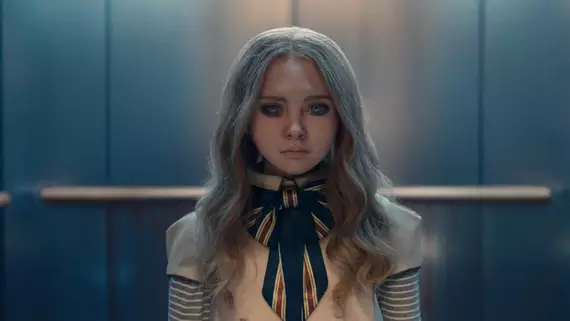 Cena promocional de “Soulm8te”, novo thriller tecnológico do universo de “M3GAN”, com destaque para a androide criada pela Ultima Robotix.