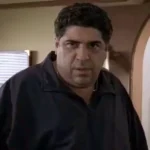 Vincent Pastore como Big Pussy em Família Soprano, personagem que marcou a carreira do ator na televisão.
