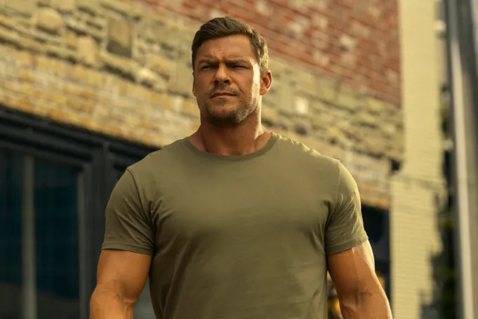 Alan Ritchson revela que “Reacher” chegou a ter uma temporada planejada para adaptar “Die Trying”.