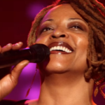Cassandra Wilson marcou o jazz contemporâneo com sua voz grave e venceu dois Grammys ao longo da carreira.