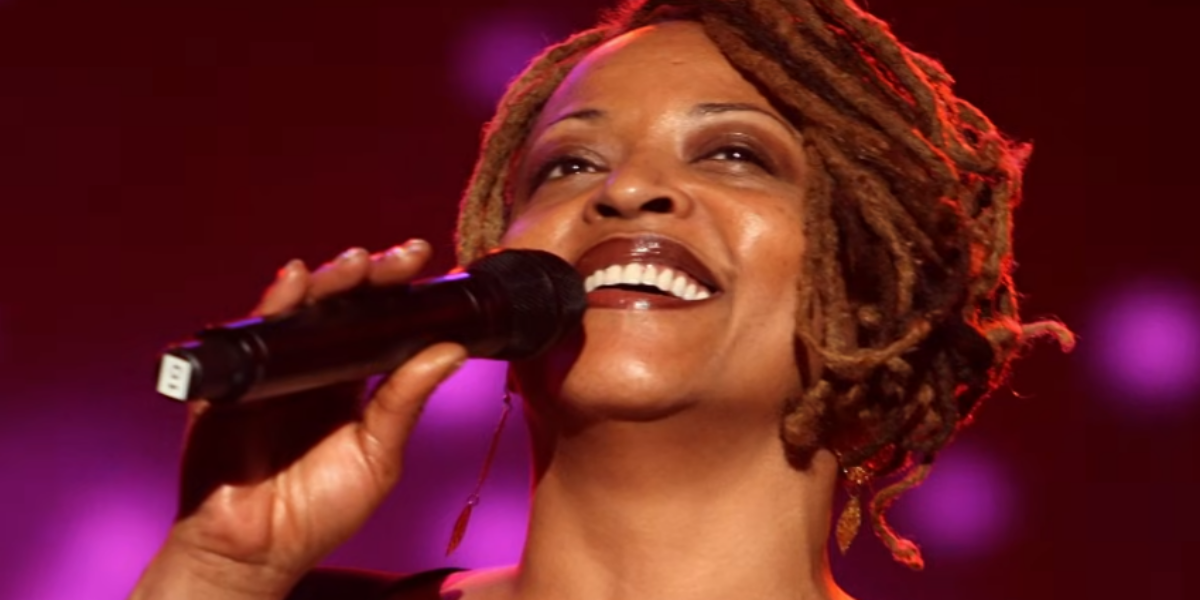 Cassandra Wilson marcou o jazz contemporâneo com sua voz grave e venceu dois Grammys ao longo da carreira.