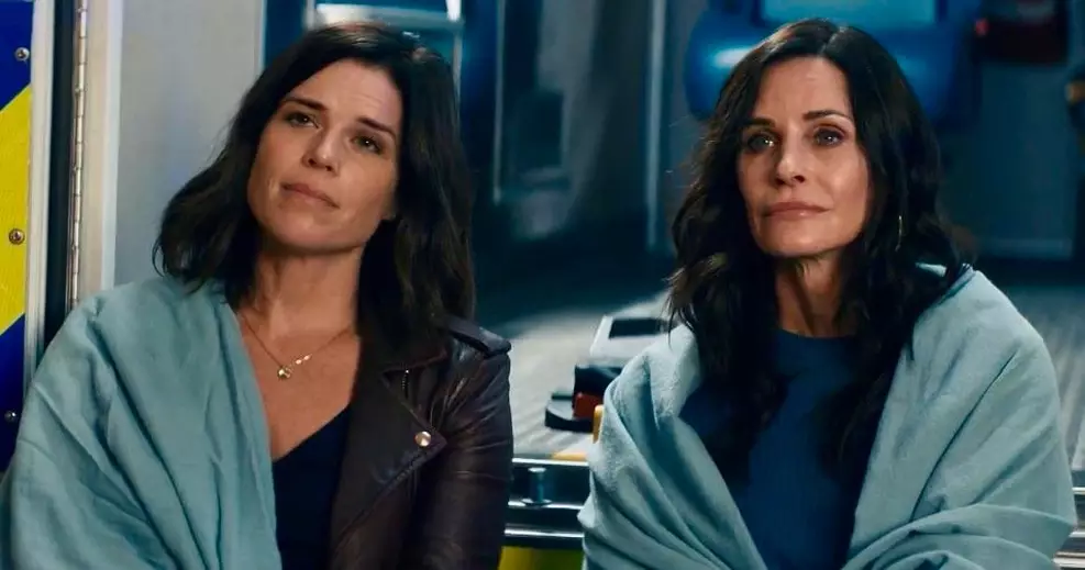 Courteney Cox revela que toparia dirigir “Pânico 8”, ampliando sua participação na franquia que acompanha há 30 anos.