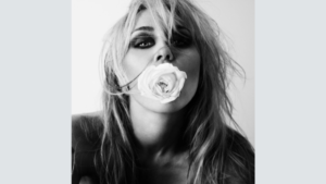 Miley Cyrus apresenta “Bass Persuades”, álbum que mistura pop romântico, baladas e momentos eletrônicos.