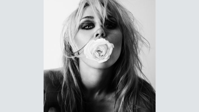Miley Cyrus apresenta “Bass Persuades”, álbum que mistura pop romântico, baladas e momentos eletrônicos.