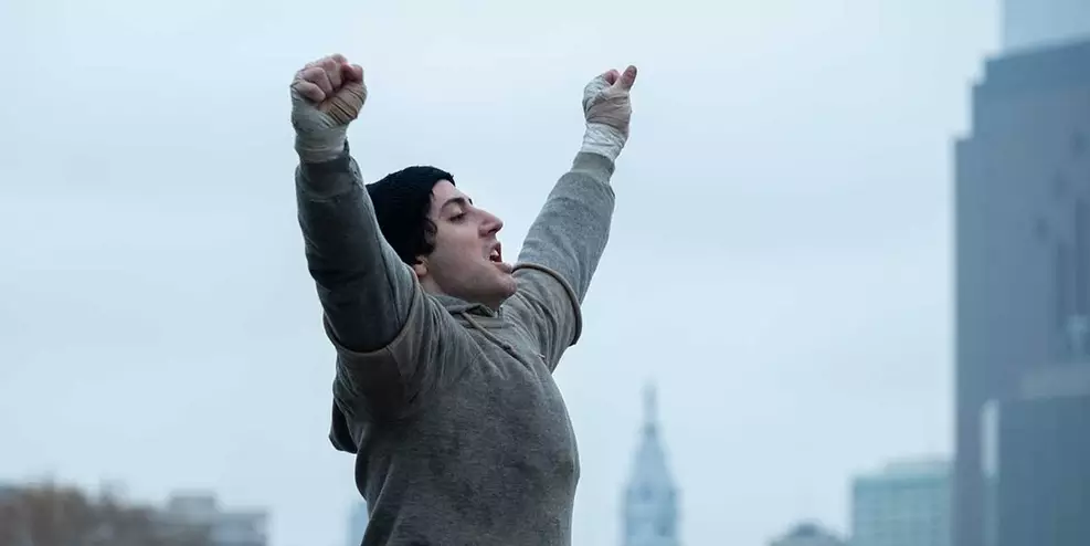 Anthony Ippolito interpreta Sylvester Stallone em “Eu Sou o Rocky”, cinebiografia apresentada no Festival de Toronto.