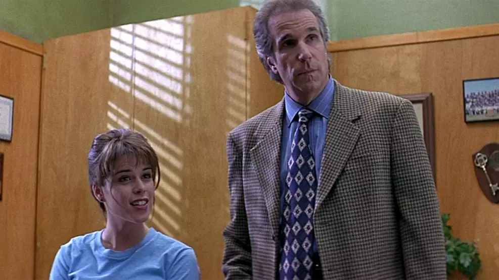 Henry Winkler interpreta o diretor Arthur Himbry no primeiro filme de “Pânico”.