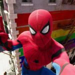 Andrew Garfield comenta a possibilidade de um Homem-Aranha gay e reafirma sua posição sobre o personagem.