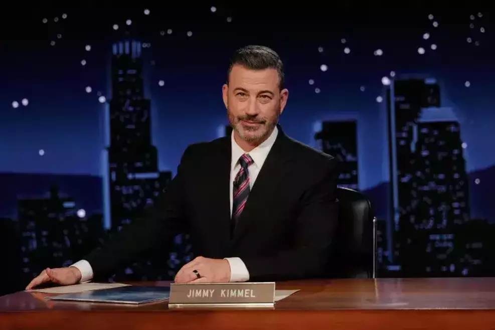 Jimmy Kimmel negocia com a ABC para continuar à frente do “Jimmy Kimmel Live!” por mais um ano.