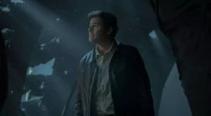 "Kyle Chandler como o holograma de Hal Jordan conversando com John Stewart na série Lanternas da HBO."